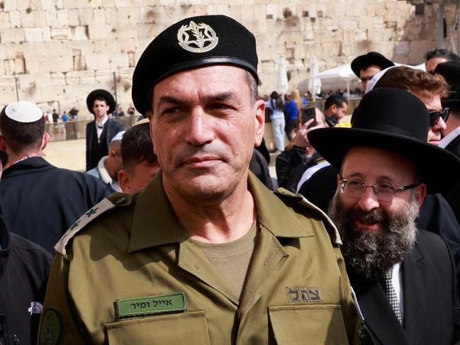 Israel's newly appointed armed forces chief, Lieutenant General Eyal Zamir (C), visits the Western Wall in the old city of Jerusalem on March 5, 2025. Zamir said during his inauguration on March 5 that Israel's mission to defeat Palestinian militant group Hamas was "not accomplished". (Photo by Menahem Kahana / AFP)