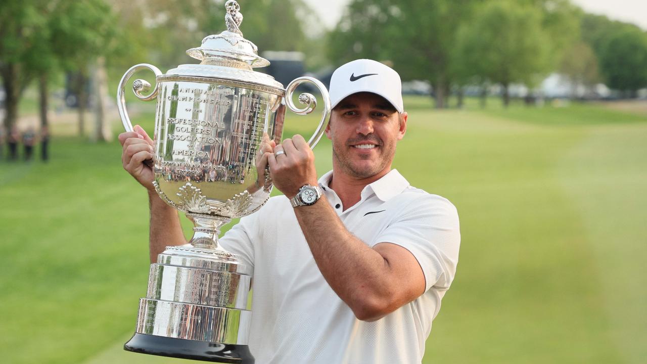 Brooks Koepka celebrates with the Wanamaker Trophy on Monday. (Photo by ANDY LYONS / GETTY IMAGES NORTH AMERICA / Getty Images via AFP)