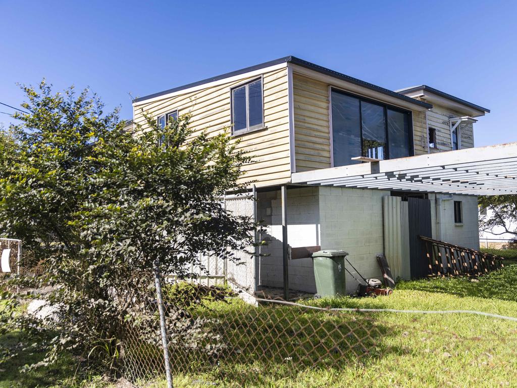 An abandoned / unoccupied, flood damaged house on Galah Street, Rocklea. Many houses in Rocklea have been unoccupied since the floods in February, with some apparently unoccupied since the 2011 flood. Picture : Matthew Poon.