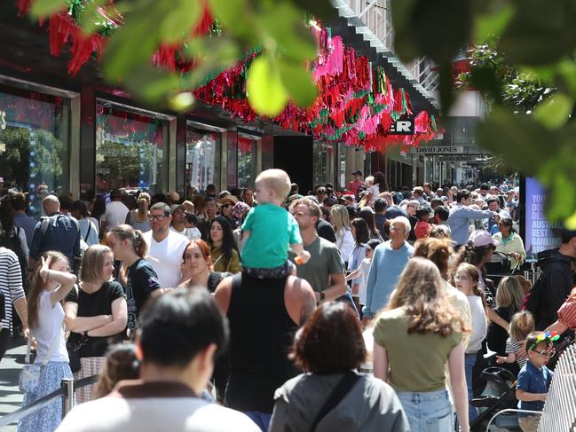 MELBOURNE, AUSTRALIA - NewsWire Photos, DECEMBER 24, 2023. Last minute Christmas shopping in Melbourne CBD.Picture: NCA NewsWire/ David Crosling