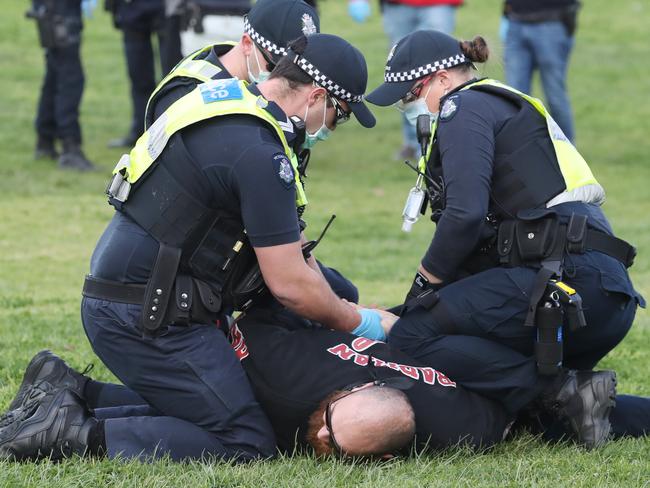 MELBOURNE, AUSTRALIA - NewsWire Photos, SEPTEMBER 24, 2021 Protesters flee from all Nations Park in Northcote as police swarm the area (police detain a man). Police are again out in force after days of chaos in the streets of Melbourne with the construction workers protesting against mandatory vaccinations having their protest taken over by anti vaxxers. Picture: NCA NewsWire / David Crosling