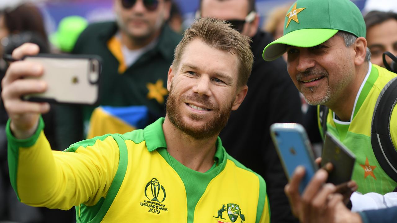 Video David Warner Gives Man Of The Match Trophy To Aussie Kid In The 