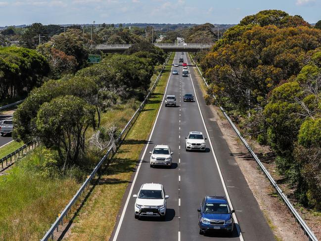 MELBOURNE, AUSTRALIA - NOVEMBER 09: A large group of cars drive down he Penisula freeway towards the Mornington Peninsula on November 09, 2020 in Melbourne, Australia. COVID-19 restrictions have eased further across Victoria as of midnight, with the metro-regional border and 25km travel limit from home no longer in force. Indoor gyms, fitness and dance classes are able to resume, but with a capacity of 10 people per class, with a density limit of one person per eight square metres and a total of 20 people per venue permitted overall. (Photo by Asanka Ratnayake/Getty Images)