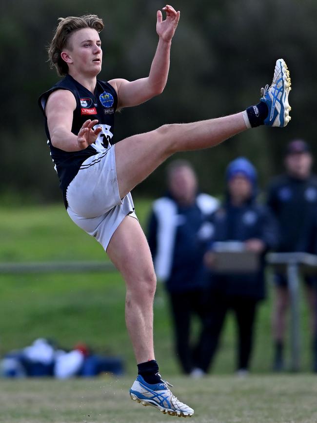 NFL: Epping’s Zack Ferguson has a shot on goal. Picture: Andy Brownbill