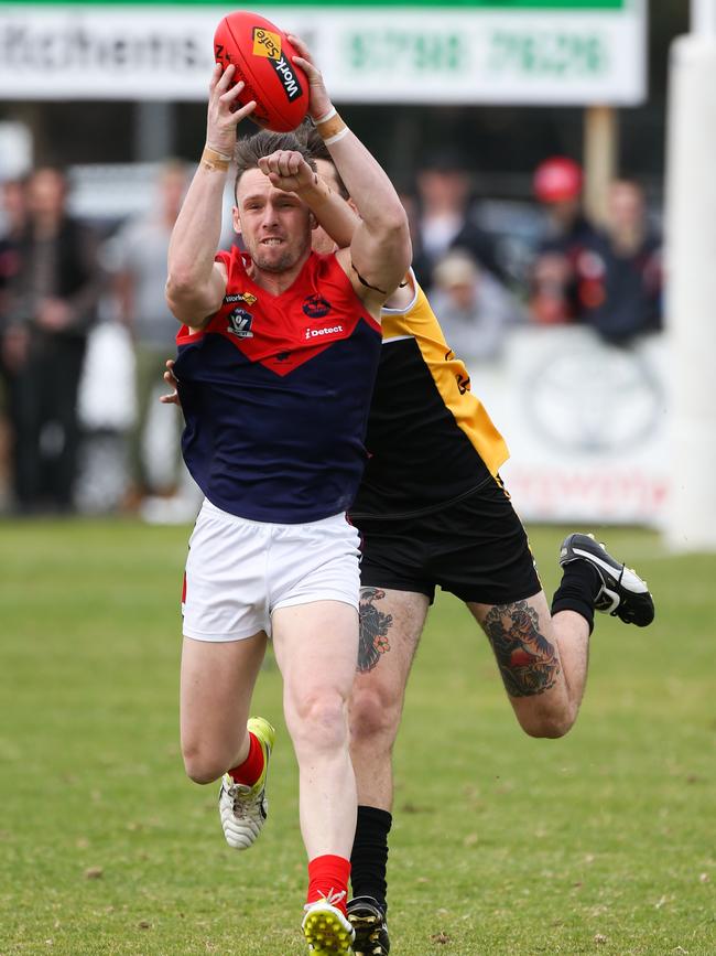 Mt Eliza's Justin Van Unen marks strongly on a lead. Picture: David Trend