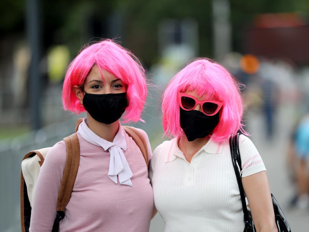 Cricket fans Natalie Rapisarda and Ailin Pedrossian at the SCG wearing masks.