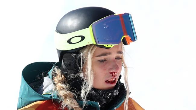 Emily Arthur in snowboard half-pipe, Chloe Kim wins