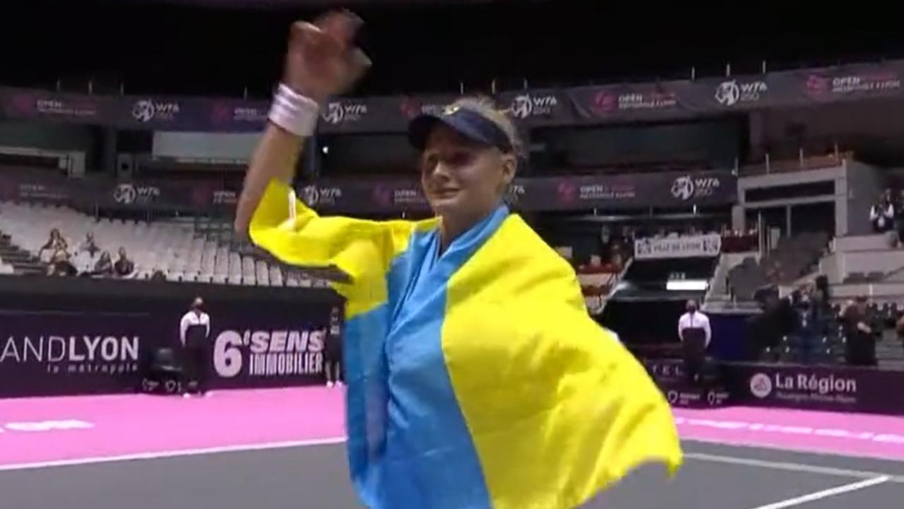 Dayana Yastremska wrapped in a Ukrainian flag. Photo: Twitter