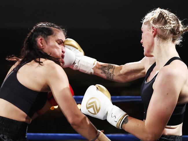 MELBOURNE, AUSTRALIA - NOVEMBER 22: Tayla Harris (R) and Janay Harding compete during the Australian Female Super Welterweight Boxing Title match during Big Time Boxing at the Melbourne Pavilion on November 22, 2019 in Melbourne, Australia. (Photo by Daniel Pockett/Getty Images) *** BESTPIX ***