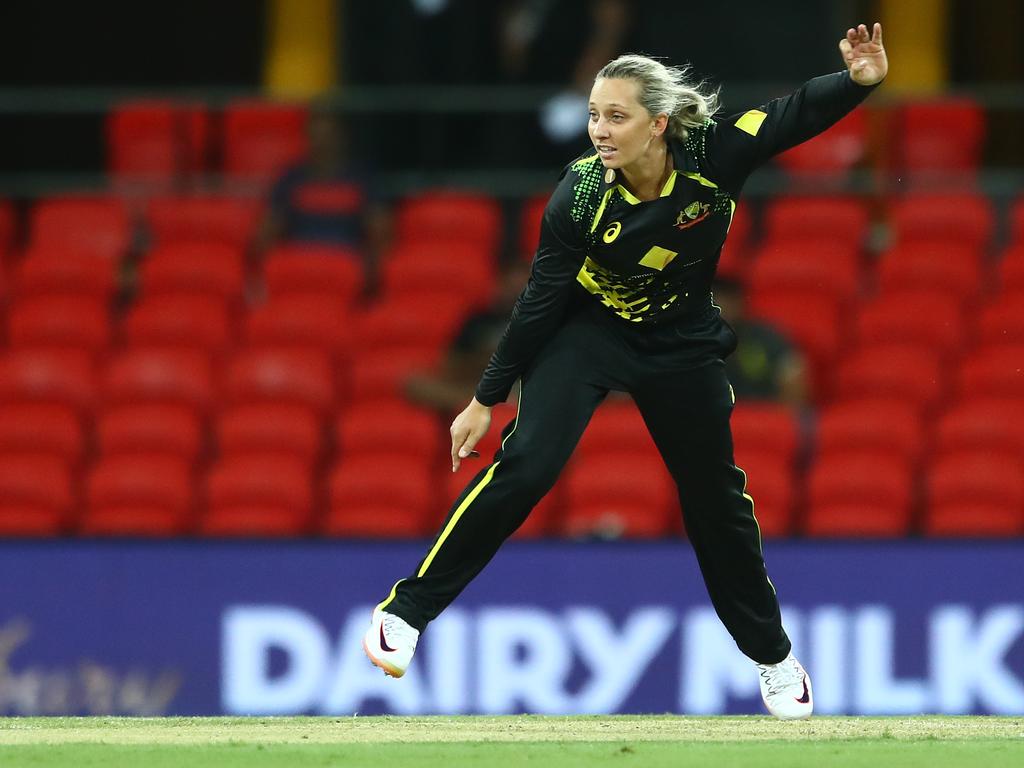 Ash Gardner continued her good form with the ball. Picture: Getty Images