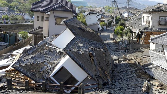 Japan earthquake: Rescuers in ‘race against time’ as storm hits | news ...