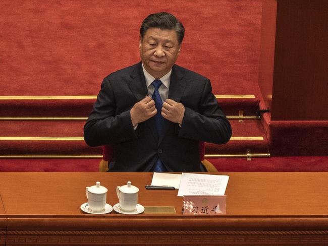 BEIJING, CHINA - MARCH 10: Chinese President Xi Jinping adjusts his jacket at the start of closing session of the Chinese People's Political Consultative Conference (CPPCC) at the Great Hall of the People on March 10, 2022 in Beijing, China. China's week-long annual political gathering, known as the Two Sessions, convenes the nation's leaders and lawmakers to set the government's agenda for domestic economic and social development for the next year. (Photo by Kevin Frayer/Getty Images)