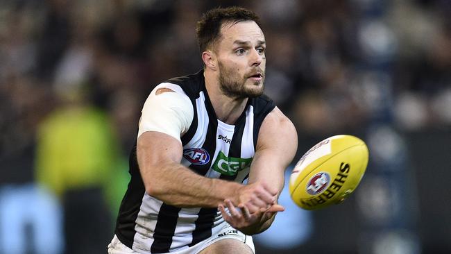 Nathan Brown of the Magpies handballs during the round 20 AFL match between the Richmond Tigers and Collingwood Magpies at the MCG in Melbourne, Friday, Aug. 5, 2016. (AAP Image/Julian Smith) NO ARCHIVING, EDITORIAL USE ONLY