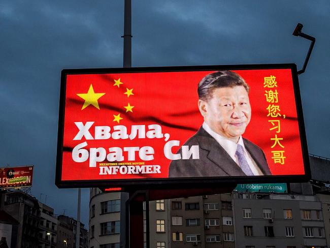 A picture taken on March 30, 2020, shows a billboard bearing Chinese President Xi Jinping's face looking down over a boulevard next to the words "Thank you brother Xi", a message paid for and by a pro-government tabloid. - When six Chinese doctors landed in Belgrade two weeks ago, Serbia's president greeted them with elbow-bumps before laying a kiss on their country's flag, a gesture of gratitude that sent Chinese social media aflutter. These doctors are now running the Balkan state's COVID-19 strategy, as Serbia becomes a willing theatre for Beijing's "mask diplomacy". For weeks China has been showering European countries with millions of face masks, test kits and other aid, recasting itself as the hero in the battle against coronavirus. (Photo by Andrej ISAKOVIC / AFP)