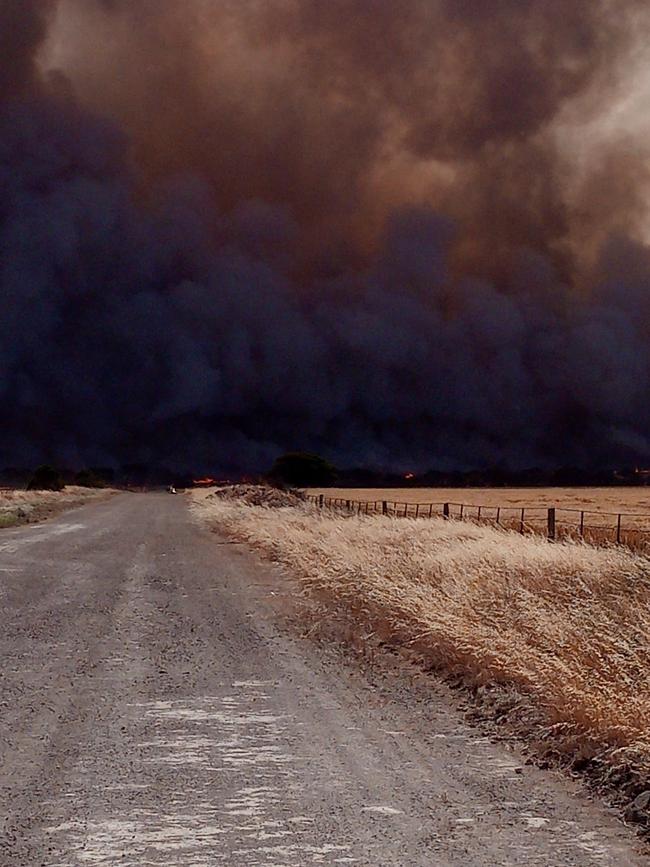 The bushfire seen from Old Honiton Rd at Edithburgh. Picture: Brett Dalton