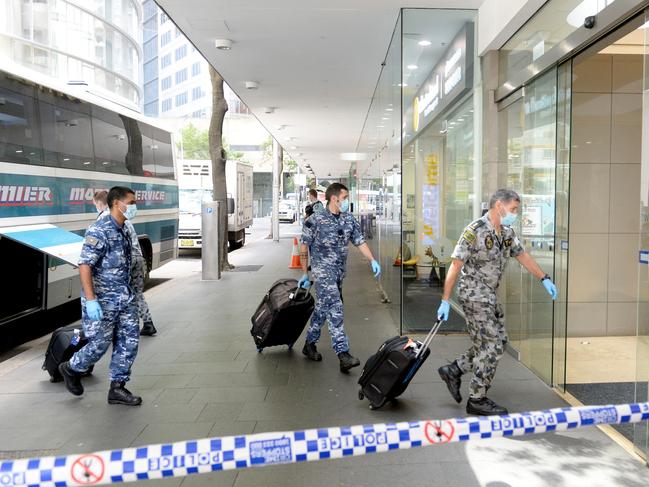 SYDNEY, AUSTRALIA - NewsWire Photos JANUARY 19, 2021.Recently returned travellers arrive at the Sofitel hotel in Sydney for their mandatory quarantine period. Picture: NCA NewsWire / Jeremy Piper