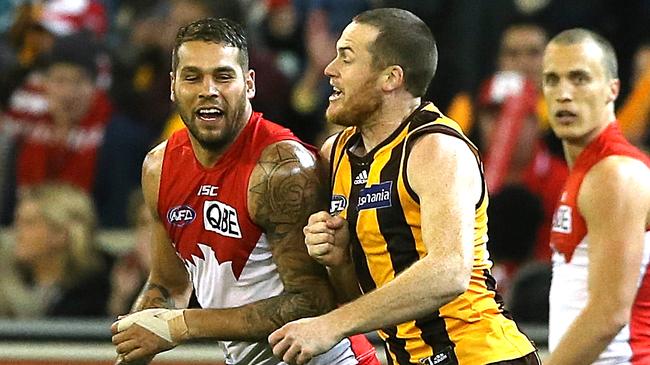 Lance Franklin shapes up to Jarryd Roughead during a game in 2014.