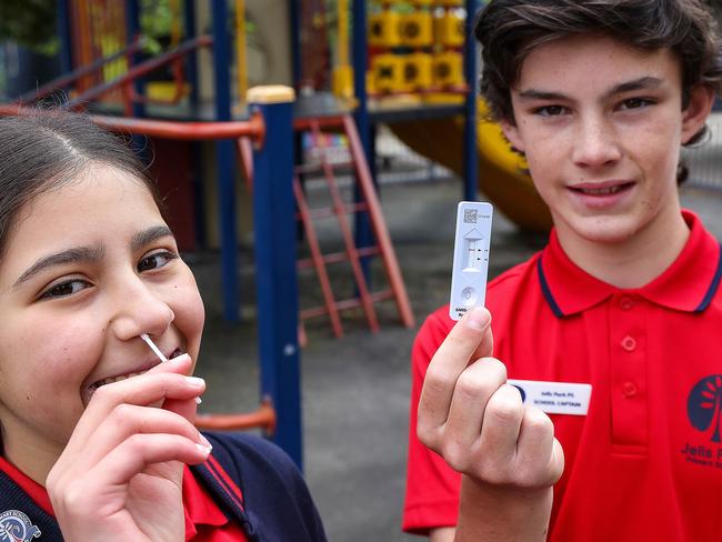 MELBOURNE, AUSTRALIA - NewsWire Photos 08 NOVEMBER 2021 :  Jells Park Primary School Captains Anastasia and Ben with a Rapid antigen test kit.The kits will now be available for Victorian students who are close contacts of a positive coronavirus case. Picture : NCA NewsWire / Ian Currie