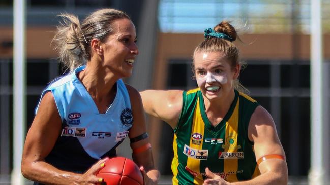 Darwin Buffettes captain Kylie Duggan on the run against PINT. Picture: Celina Whan / AFLNT Media