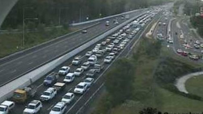 Multi-vehicle crash Gold Coast M1 southbound | Gold Coast Bulletin