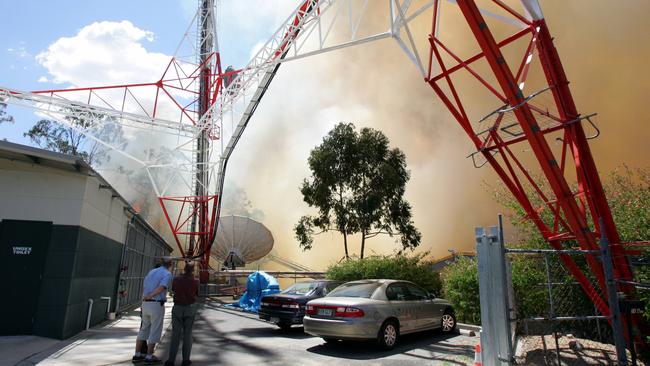 Bushfire threatens Channel 10 studios at Mount Coot-tha in 2004