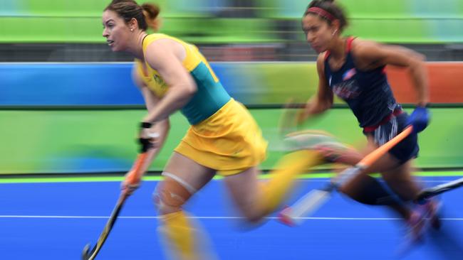 Australia's Karri McMahon (L) controls the ball as the USA's Melissa Gonzalez chases during the womens's field hockey Australia vs. USA match of the Rio 2016 Olympic Games at the Olympic Hockey Centre in Rio de Janeiro on August, 8 2016. / AFP PHOTO / MANAN VATSYAYANA