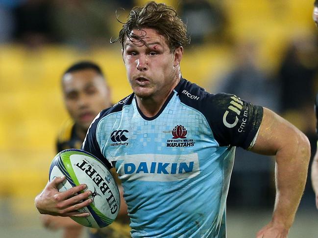 WELLINGTON, NEW ZEALAND - APRIL 07:  Michael Hooper of the Waratahs makes a break during the round seven Super Rugby match between the Hurricanes and the Waratahs at Westpac Stadium on April 7, 2017 in Wellington, New Zealand.  (Photo by Hagen Hopkins/Getty Images)