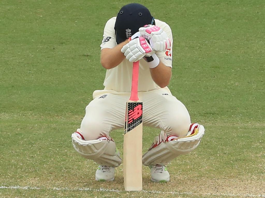 Joe Root unwell at the crease during the last SCG Ashes Test in 2018. Picture: Mark Evans/Getty Images