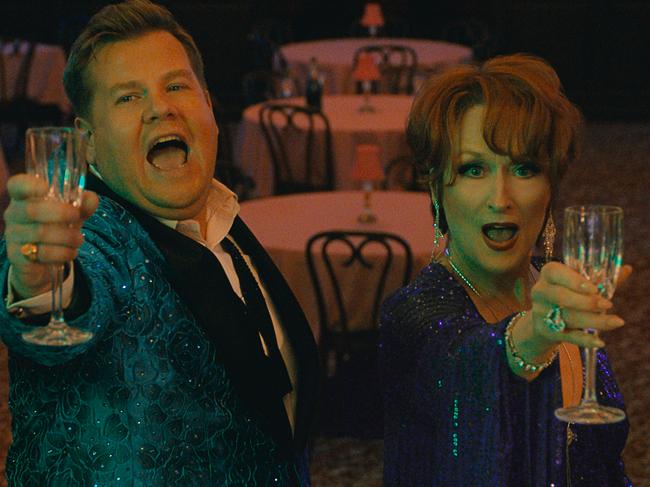 THE PROM (L to R) ANDREW RANNELLS as TRENT OLIVER, JAMES CORDEN as BARRY GLICKMAN, MERYL STREEP as DEE DEE ALLEN, NICOLE KIDMAN as ANGIE DICKINSON THE PROM. Cr. NETFLIX © 2020