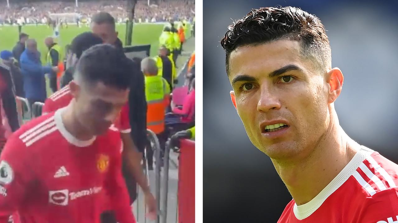 克里斯蒂亚诺·罗纳尔多（Cristiano Ronaldo）在球迷手中微笑着电话，警方检查，视频，反应，曼联