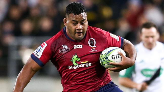 WELLINGTON, NEW ZEALAND - MAY 18:  Taniela Tupou of the Reds beats the tackle of TJ Perenara of the Hurricanes during the round 14 Super Rugby match between the Hurricanes and the Reds at Westpac Stadium on May 18, 2018 in Wellington, New Zealand.  (Photo by Hagen Hopkins/Getty Images)