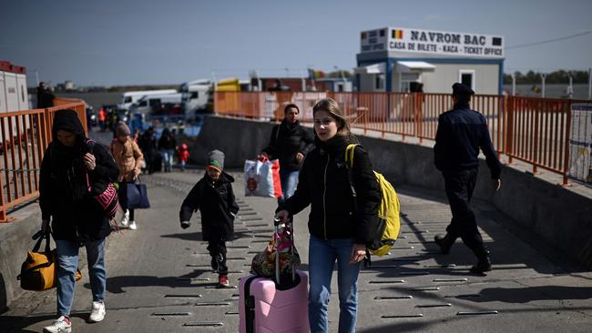 A photo of Ukrainian refugees crossing the Ukrainian-Romanian border.