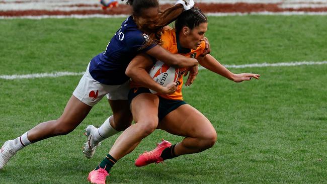 France's #06 Yolaine Yengo (L) tackles Australia's #07 Charlotte Caslick during the HSBC World Rugby Sevens women's final match between Australia and France at the Metropolitano stadium in Madrid on June 2, 2024. (Photo by OSCAR DEL POZO / AFP)