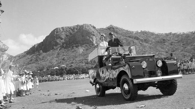 12 Mar 1954 – The Queen and Duke at Townsville. Castle Hill in b/g (C2048) royalty britain visit Queen Elizabeth II &amp; Prince Philip