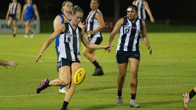 Palmerston Magpies'  Ella Ward vs. Wanderers, Round 4 WPL 2024-25. Picture: Tymunna Clements / AFLNT Media.