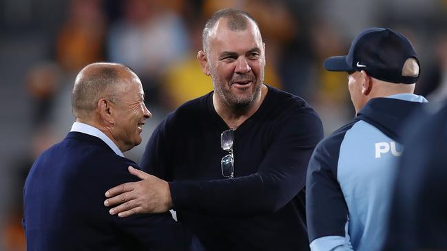 SYDNEY, AUSTRALIA - JULY 15: Pumas Coach Michael Cheika (C) shakes hands with Wallabies Coach Eddie Jones prior to The Rugby Championship match between the Australia Wallabies and Argentina at CommBank Stadium on July 15, 2023 in Sydney, Australia. (Photo by Jason McCawley/Getty Images)