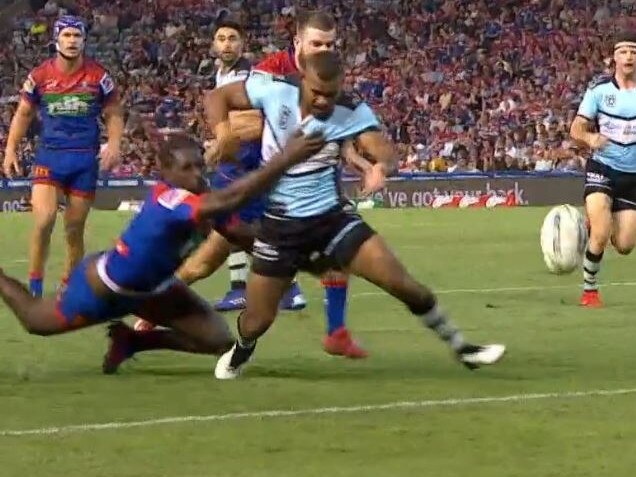 Edrick Lee drags down Sione Katoa