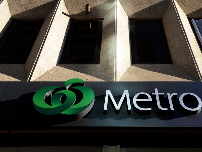 Woolworths Metro supermarket signage at a store in Sydney, Friday, July 29, 2016. Struggling supermarket giant Woolworths is axing 500 office and supply jobs and will shut underperfoming stores as it seeks to improve performance and win back customers lost to rivals Coles and Aldi. (AAP Image/Joel Carrett) NO ARCHIVING