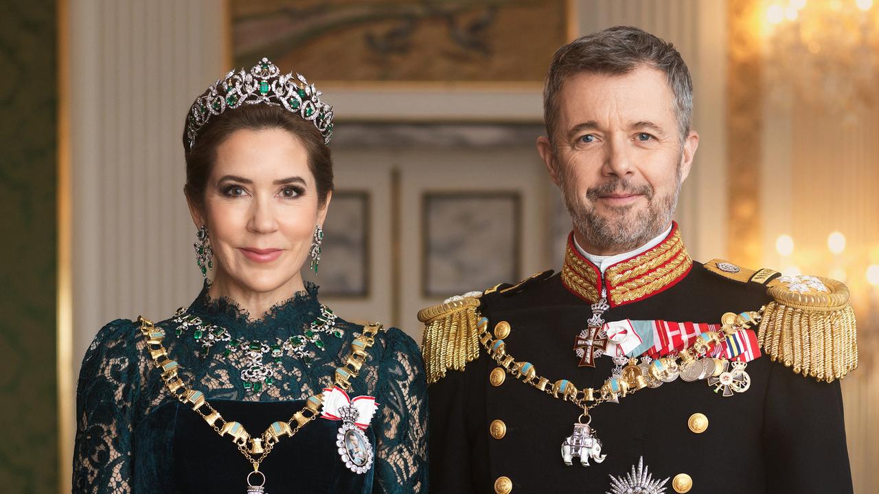 The first official gala portraits of Queen Mary and King Frederik X ...