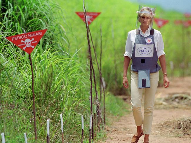 ANGOLA - JANUARY 05:  Diana, Princess of Wales wearing protective body armour and a visor visits a landmine minefield being cleared by the charity Halo in Huambo, Angola  (Photo by Tim Graham/Getty Images)