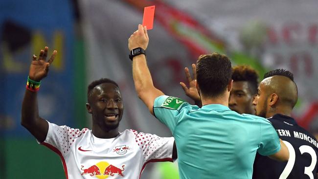 Referee Felix Zwayer shows Leipzig's Guinean midfielder Naby Keita (L)