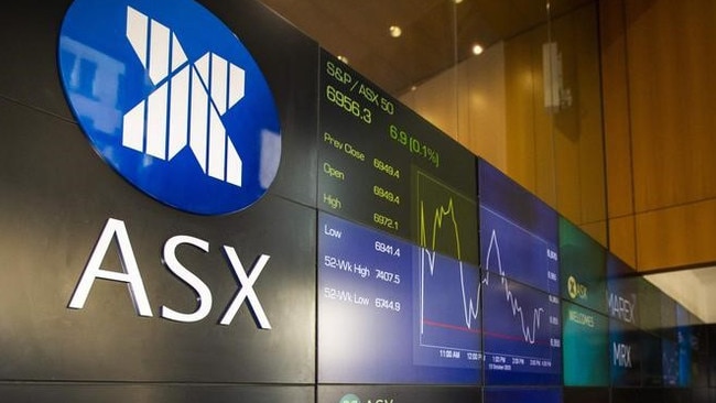 Aussie shares dip lower in cautious trading