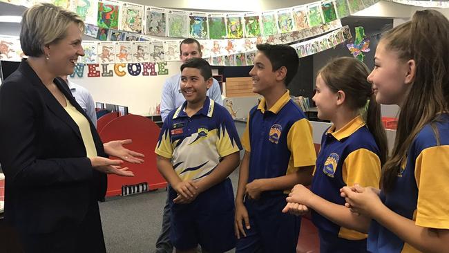 Tanya Plibersek with schoolchildren in Rockhampton.