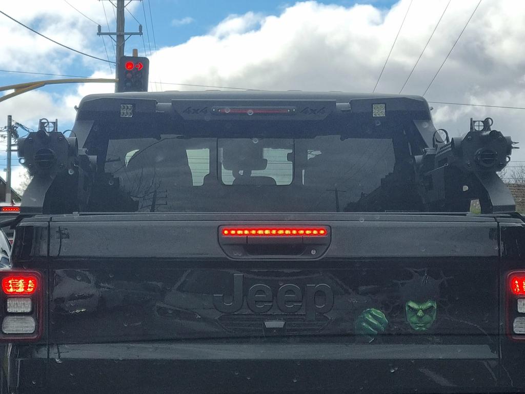 A Jeep with fake guns on the back spotted in Melbourne. Picture: Abbiorabigwhale/reddit