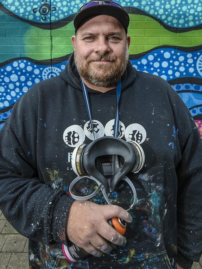 Indigenous artist Scott Rathman. Picture: AAP / Roy VanDerVegt