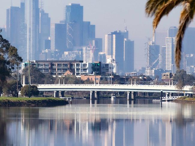 MELBOURNE, AUSTRALIA- NewsWire Photos JULY 10 2021: Melbourne CBD in a fog haze pictured from  Maribyrnong River  Footscray  on a cold winter day. Picture: NCA NewsWire / Sarah Matray