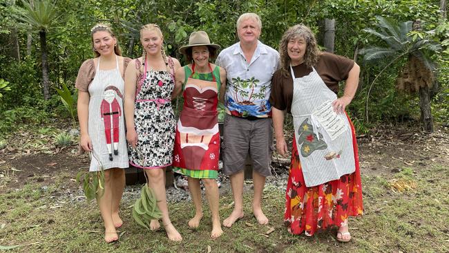 Jenna Kate, Alix Campbell, Glenda Campbell, Neil Seppings and Heather Seppings enjoying Christmas Day at Dundee Beach, 2022. Picture: Annabel Bowles