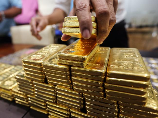 An employee arranges one kilogram gold bars for a photograph at the YLG Bullion International Co. headquarters in Bangkok, Thailand, on Wednesday, Jan. 13, 2016. Thailand's biggest buyer of gold will boost purchases by about 25 percent to 160 tons this year, said chief executive officer Pawan Nawawattanasub. Photographer: Dario Pignatelli/Bloomberg