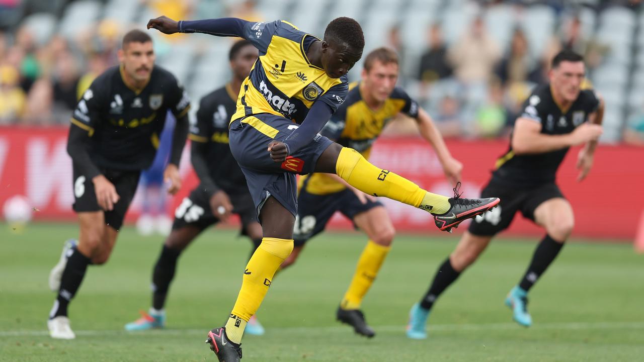 GOSFORD, AUSTRALIA – NOVEMBER 13: Garang Kuol of the Mariners scores a goal from a penalty during the round six A-League Men's match between Central Coast Mariners and Macarthur FC at Central Coast Stadium, on November 13, 2022, in Gosford, Australia. (Photo by Scott Gardiner/Getty Images)