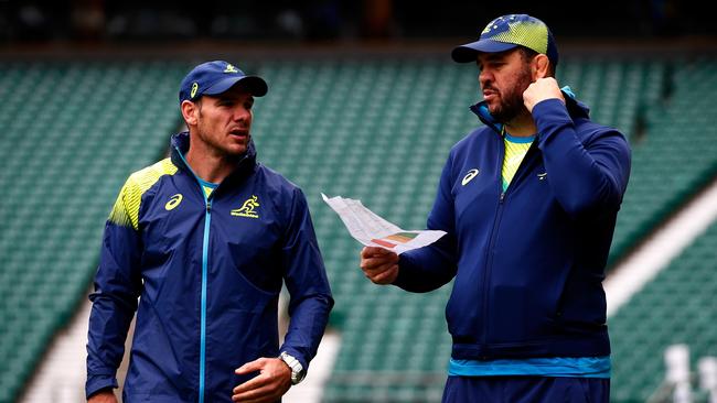 Wallabies defence coach Nathan Grey talks to Michael Cheika before the 2015 Rugby World Cup final.